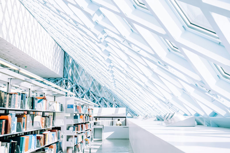 étagère de bibliothèque sous un toit en verre