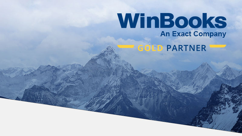 Paysage de montagnes sous un ciel bleu, avec le logo de WinBooks en haut à droite